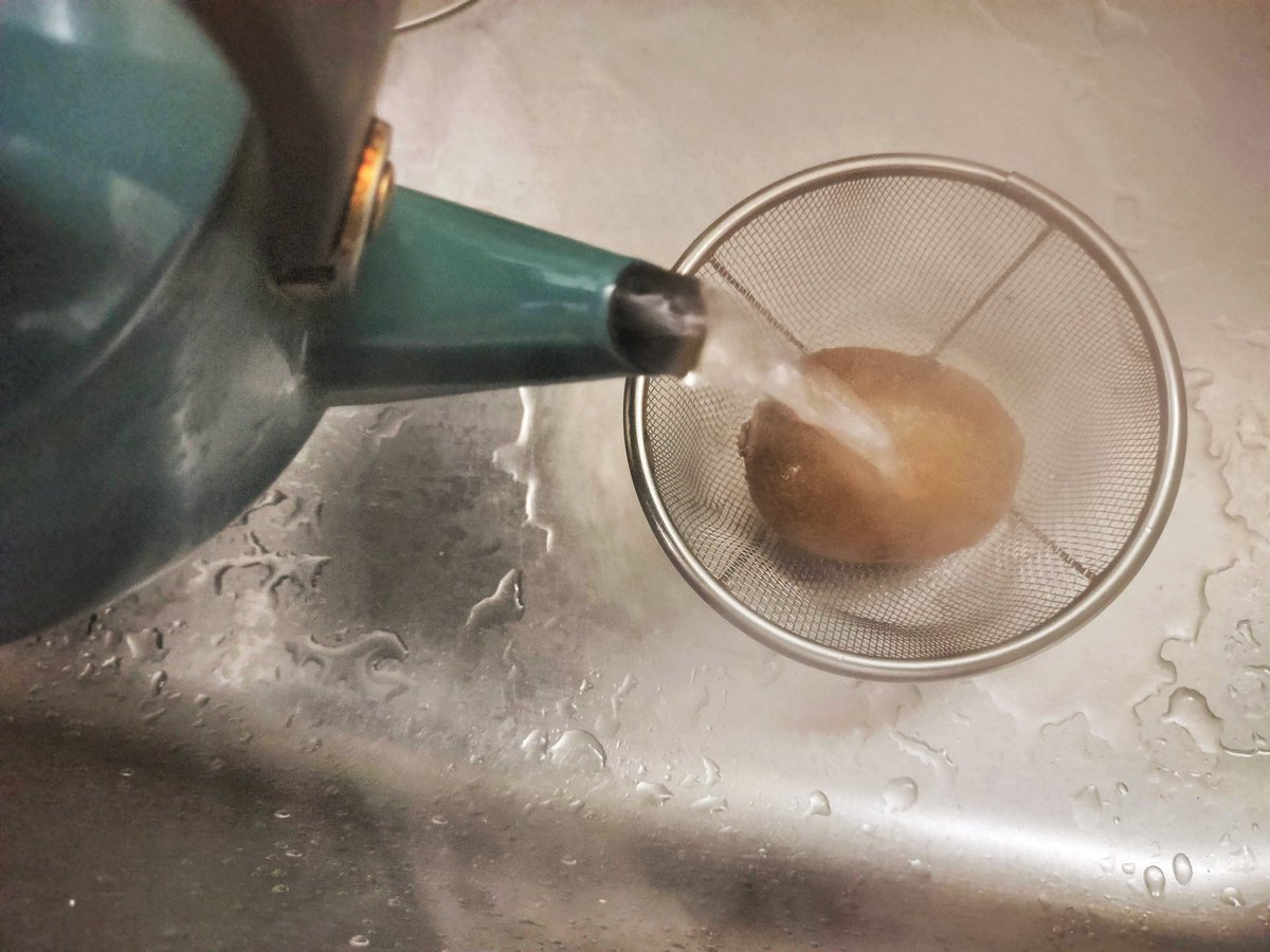 mihhohchang1970's tweet photo. キウイの皮を剥く時、もしかしてこれ湯剥き出来るんじゃないかしら、と思って熱湯回しかけて氷水にぶち込んでから剥いてみたら 桃みたいにつるーんて皮剥けて、宝石みたいな美しい実が現れた✨✨こうすればよかったのか… https://t.co/XSflGNrhsa