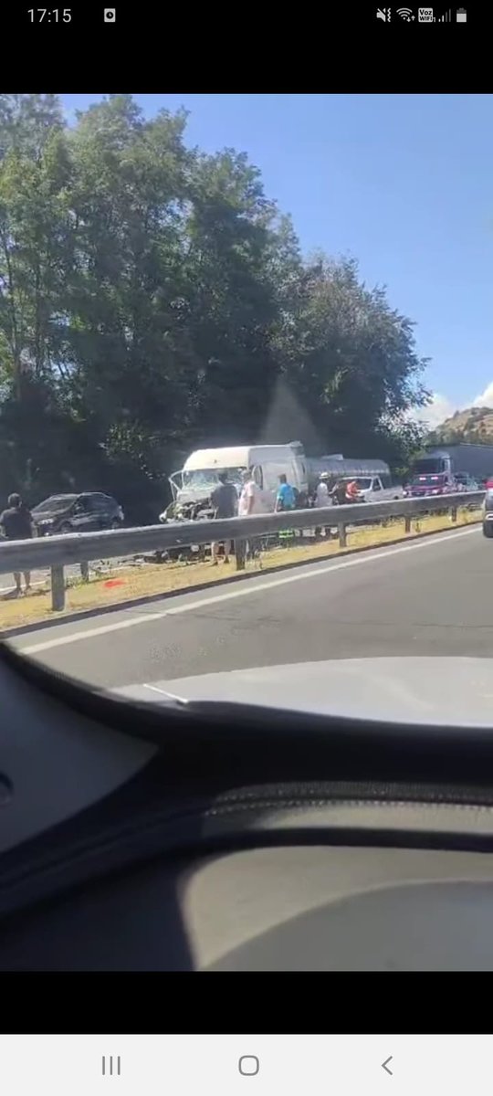 DJ_WALTER's tweet image. Ruta 5 Sur kilómetro 118 pista poniente colisión múltiple deja varias personas lesionadas. 
Bomberos de #Malloa y #Pelequén se encuentran trabajando en el lugar.