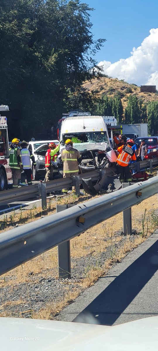 DJ_WALTER's tweet image. Ruta 5 Sur kilómetro 118 pista poniente colisión múltiple deja varias personas lesionadas. 
Bomberos de #Malloa y #Pelequén se encuentran trabajando en el lugar.