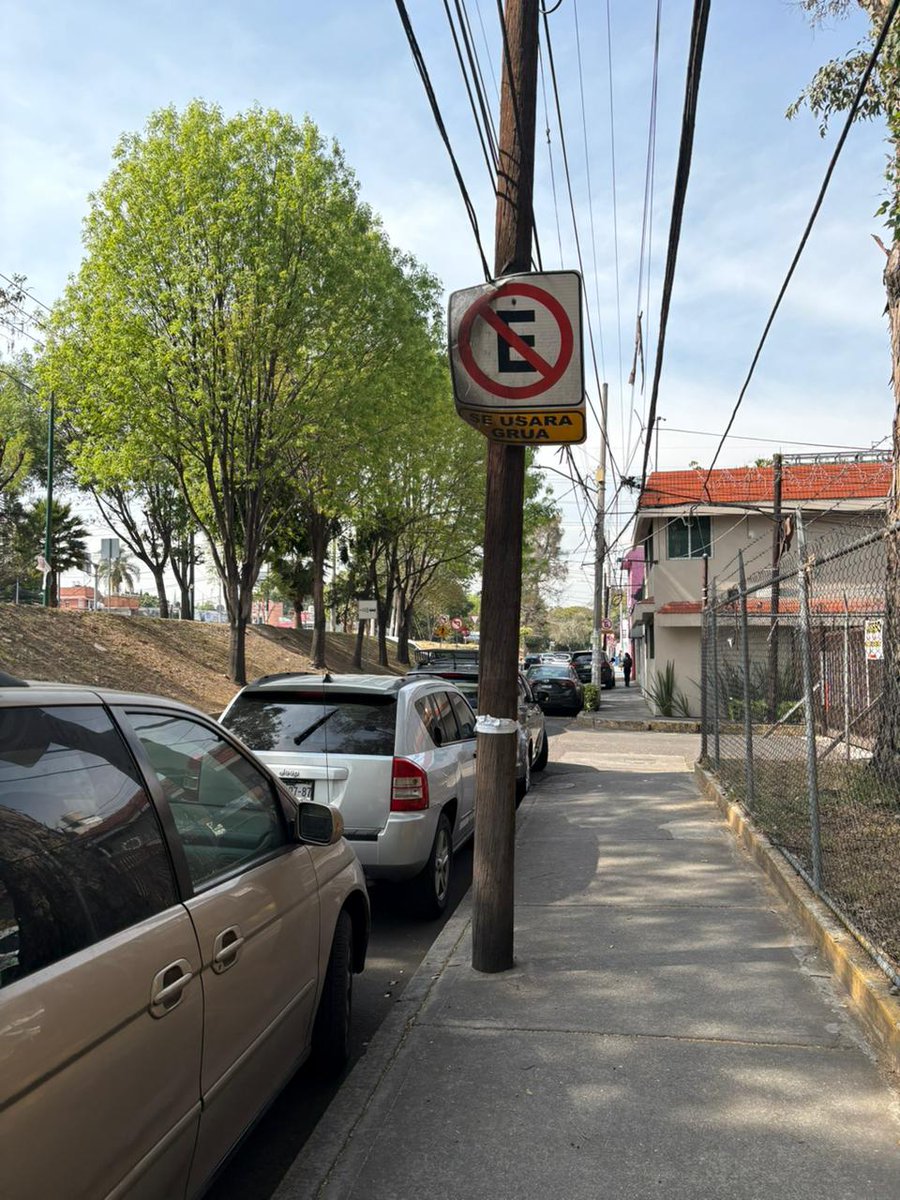 Jennybj1984's tweet photo. ⛔️ Por favor ayuda para retirar autos @OVIALCDMX @SSC_CDMX @Alcaldia_Coy 
@UCS_GCDMX @TransitoCDMX @TransitoGCDMX Ubicados en Calz. de La Virgen Col.Presidentes Ejidales 1ra sección adelante del Hospital de la Marina parece un estacionamiento no respetan las salidas y rampas https://t.co/ksNGlKYnWn