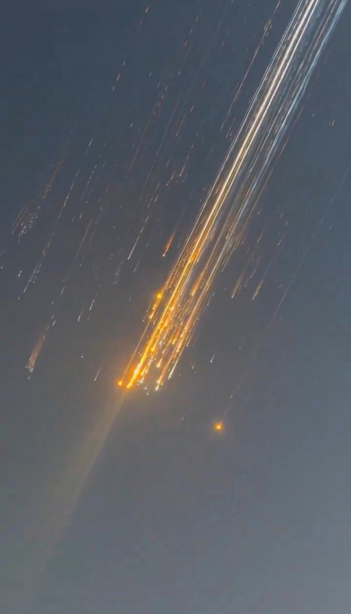 ControlMision's tweet photo. Se acabó el directo y desde luego nadie esperaba lo que ha sucedido. Precioso el atrapado del SuperHeavy y cortada de rollo con la explosión de Starship. Eso sí, nos ha dejado un espectáculo en el cielo que quedará en nuestras retinas para siempre.

Y una vez más, hemos vuelto a ser el directo más visto en español en Yotutube, así que gracias a todos por la confianza! 

Nos vemos en unos días con un vídeo analizando exhaustivamente todo lo sucedido!