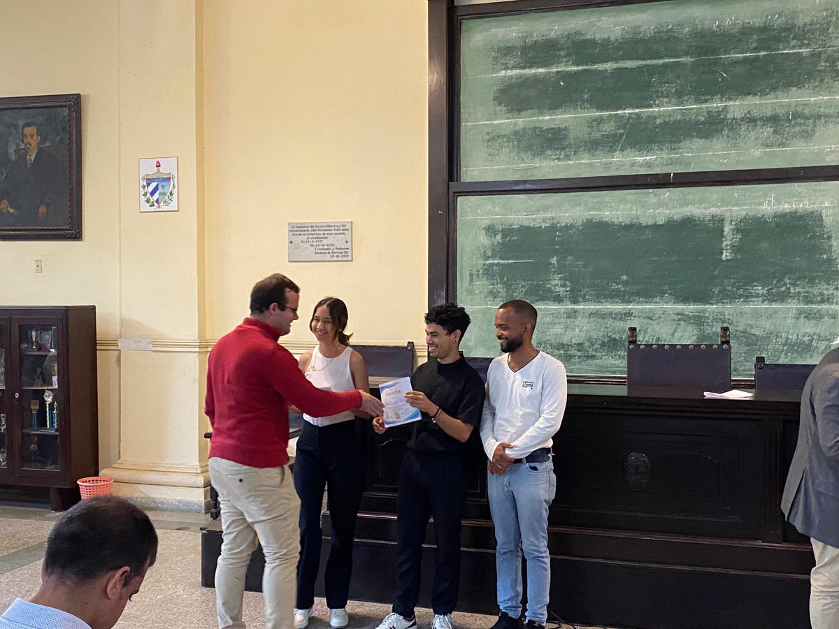 DCorralesponce's tweet photo. Celebramos hoy el día de la ciencia en la Facultad de Derecho en homenaje a nuestro profesor Popi. Cómo FEU aprovechamos el espacio para reconocer a nuestros profesores y Alumnos ayudantes destacados.🏛️⚖️
#OrgulloLex
#Ciencia @nicado3 @UdeLaHabana @MartaMorenoCru1 https://t.co/1l9vcPvWrW