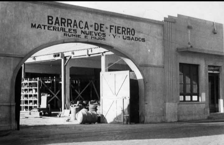 Alnortedemipais's tweet photo. Barraca Rumie, ubicada en Calle Condell con Orella, antiguamente sector de varias maestranzas y barracas como Cicarelli y Orchard entre otras. #Antofagasta #Memoria #Historia https://t.co/cOlEiwbV3m