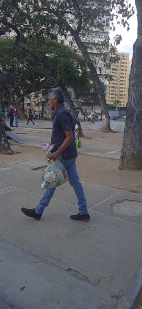 cristiancrespoj's tweet photo. Maduro el dictador, repartiendo sus sobras, bolsas de comida a algunos venezolanos en la Plaza de El Valle, Caracas. Así mantienen a unos pocos rodilla en tierra, incluyendo a los mandos medios y bajos militares. Aprendieron muy bien del régimen cubano. https://t.co/83ZS02guTt