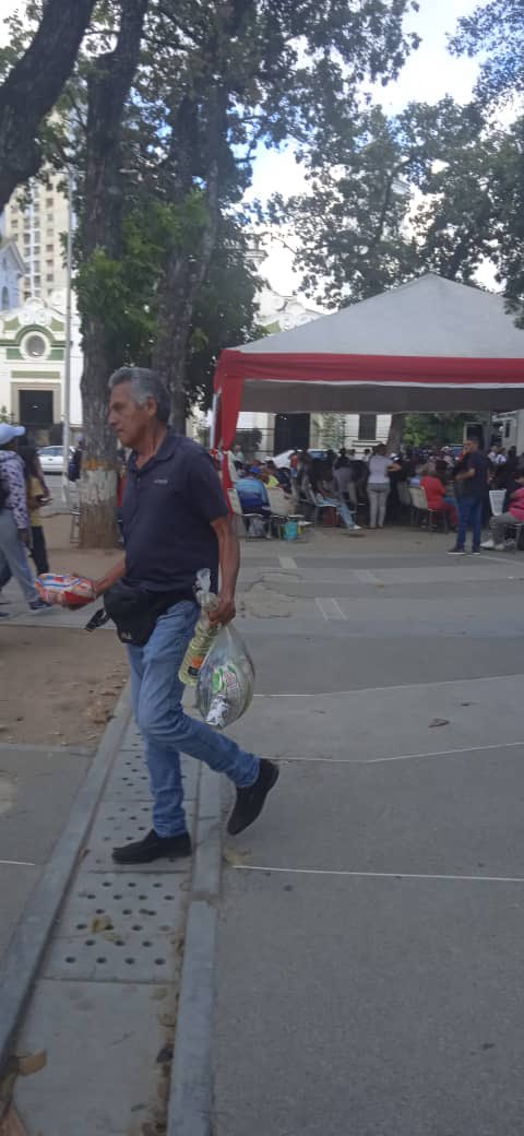 cristiancrespoj's tweet photo. Maduro el dictador, repartiendo sus sobras, bolsas de comida a algunos venezolanos en la Plaza de El Valle, Caracas. Así mantienen a unos pocos rodilla en tierra, incluyendo a los mandos medios y bajos militares. Aprendieron muy bien del régimen cubano. https://t.co/83ZS02guTt
