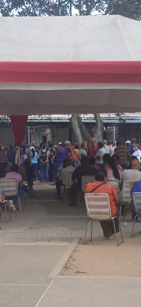 cristiancrespoj's tweet photo. Maduro el dictador, repartiendo sus sobras, bolsas de comida a algunos venezolanos en la Plaza de El Valle, Caracas. Así mantienen a unos pocos rodilla en tierra, incluyendo a los mandos medios y bajos militares. Aprendieron muy bien del régimen cubano. https://t.co/83ZS02guTt