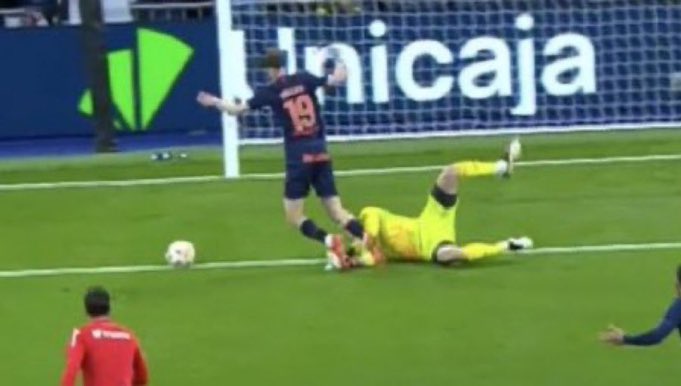 Penalti clarísimo no pitado a favor del Celta y en la jugada siguiente gol de Mbappé. El árbitro es el primero que sabe que el Madrid no puede perder la Supercopa y quedar eliminado de la Copa del Rey en una semana. ¡HALA MADRID!