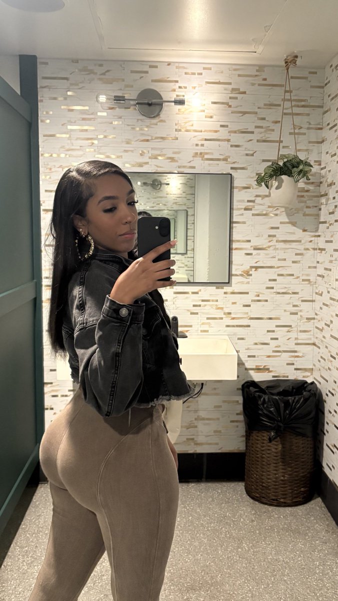 adisantics's tweet photo. straightened my hair for the first time in 3 years 😩😍 https://t.co/XiWbQgrD8X
