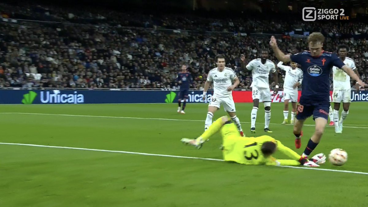 _ostorga16's tweet photo. Está claro que el pie va hacia las manos de Lunin 🤡🤡 Valla ROBO https://t.co/BcY63fTdDE