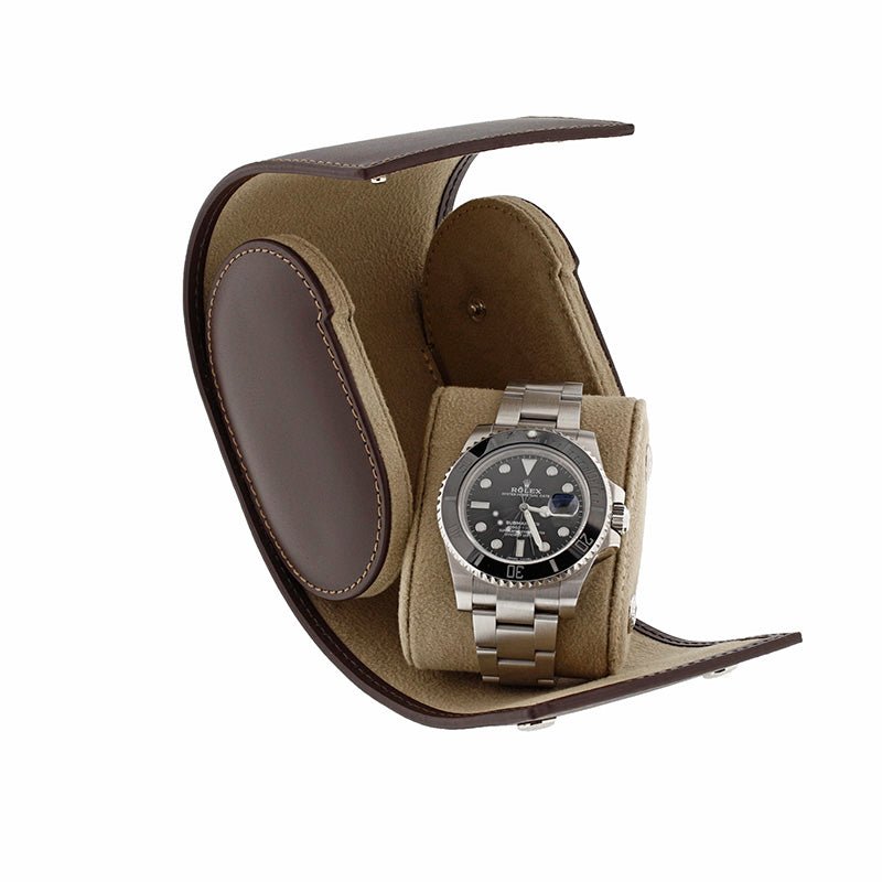 aevitas_uk's tweet image. Showcase your timepiece elegantly with our Single Watch Roll Case in Premium Dark Brown Calf Leather, priced at £116.95. A perfect blend of style and security for your watch. Choose Aevitas for top-notch watch protection. #Aevitas #WatchCase aevitas-uk.co.uk/products/singl…
