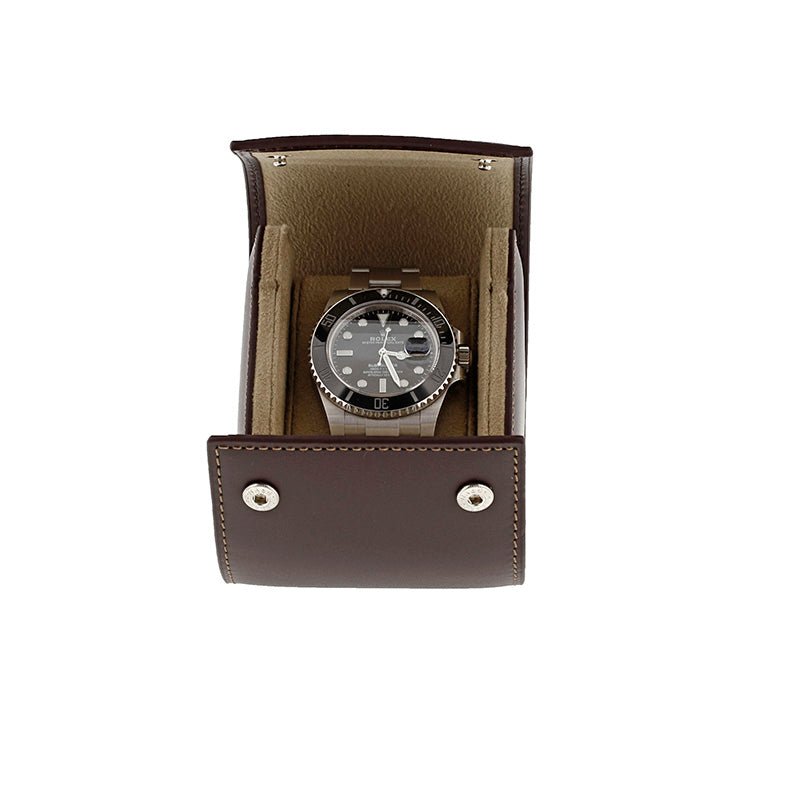 aevitas_uk's tweet image. Showcase your timepiece elegantly with our Single Watch Roll Case in Premium Dark Brown Calf Leather, priced at £116.95. A perfect blend of style and security for your watch. Choose Aevitas for top-notch watch protection. #Aevitas #WatchCase aevitas-uk.co.uk/products/singl…