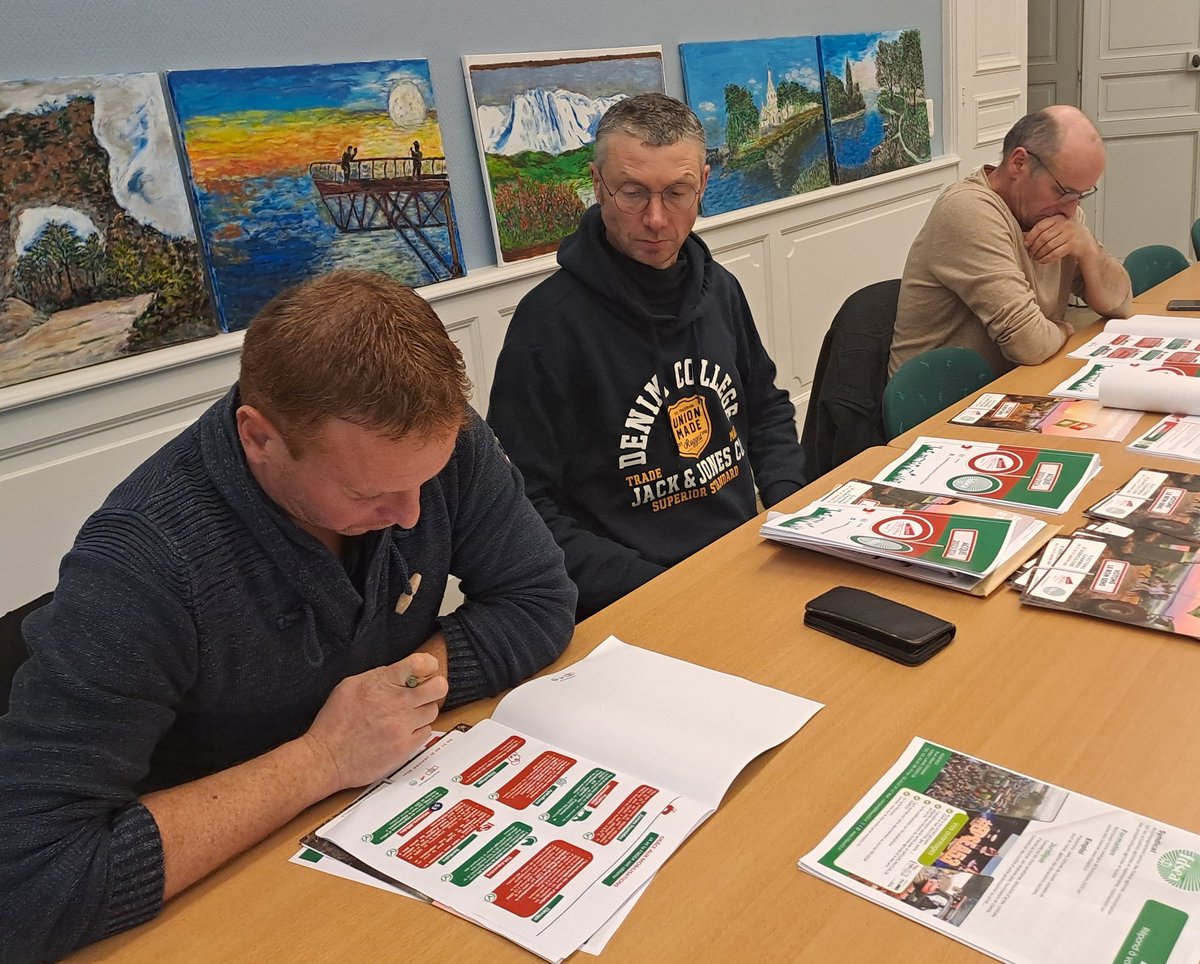 fdsea53's tweet photo. [#Syndical] Ce soir, le SG @Fdsea53 @mikag53 intervient auprès d'adhérents de  #Bais et d'#Evron. Dégrèvements TFNB, dérogations couverts hivernaux / mulchings, prolongation du calendrier d'épandage, entretien de cours d'eau... Le bilan des acquis de ces derniers mois est fort ! https://t.co/tLQjUxlSRI