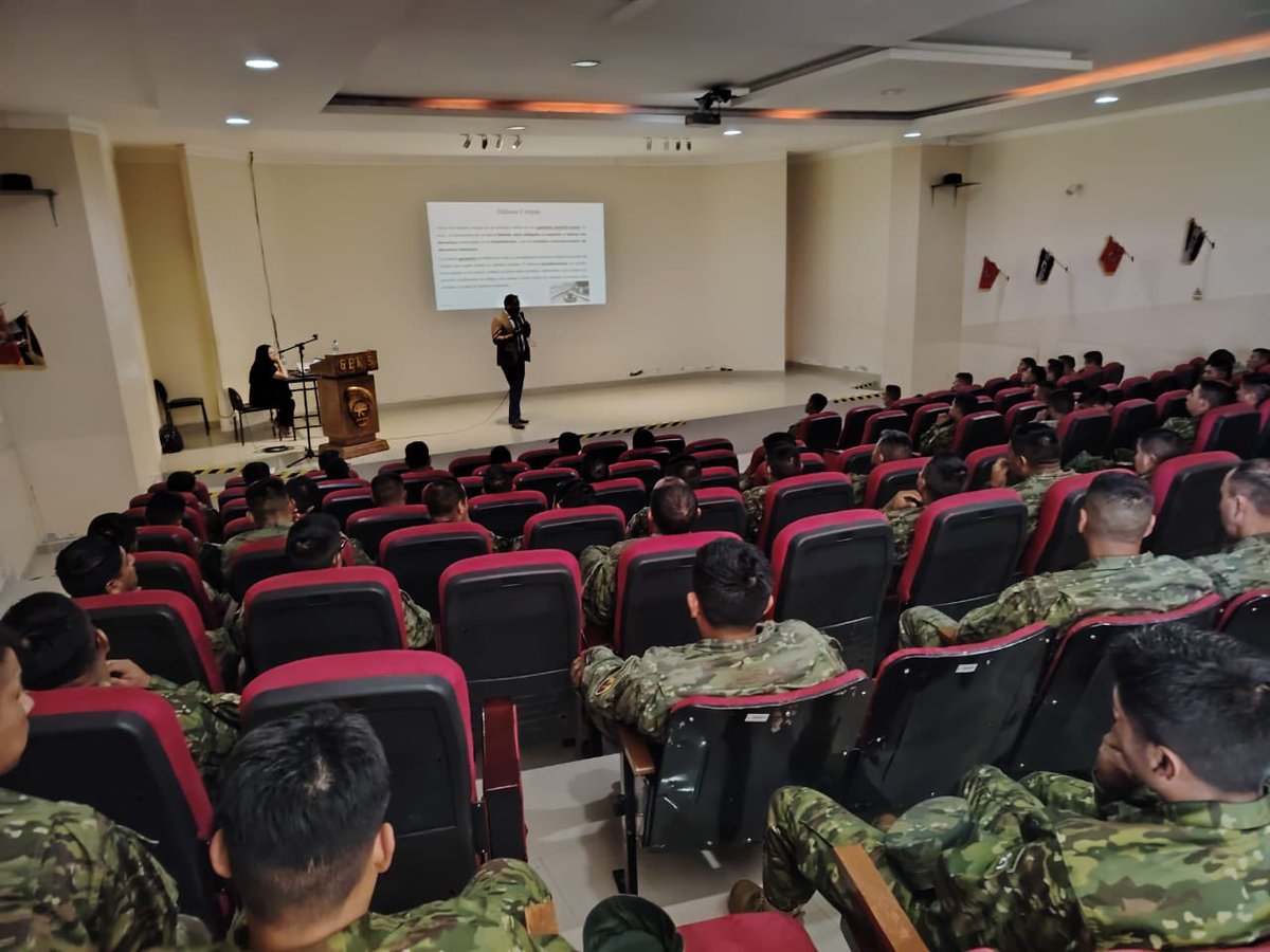 CotopaxiCJ's tweet photo. 👩‍🏫🧑‍🏫@CotopaxiCJ y @CorteCotopaxi dictan capacitación a personal militar que labora en el @SNAI_Ec #Cotopaxi sobre “Uso Progresivo de la Fuerza y Garantía Jurisdiccional de Habeas Corpus” https://t.co/9L6uQnXrBE