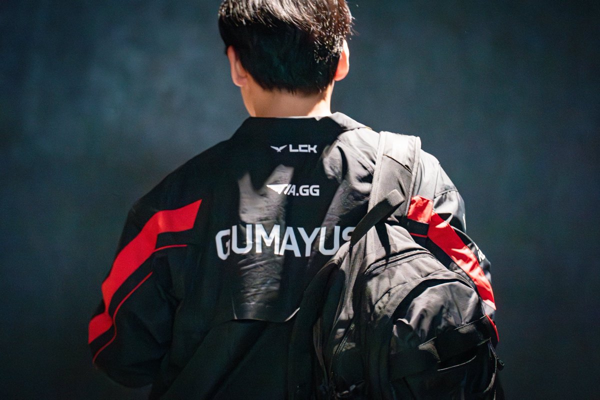 If Gumayusi has a million fans, then I'm one of them. 
If Gumayusi has ten fans, then I'm one of them. 
If Gumayusi has one fan, then that is me. 
If Gumayusi has no fans, then that means I'm no longer on earth. 
If the world's against Gumayusi, then I'm against the world.