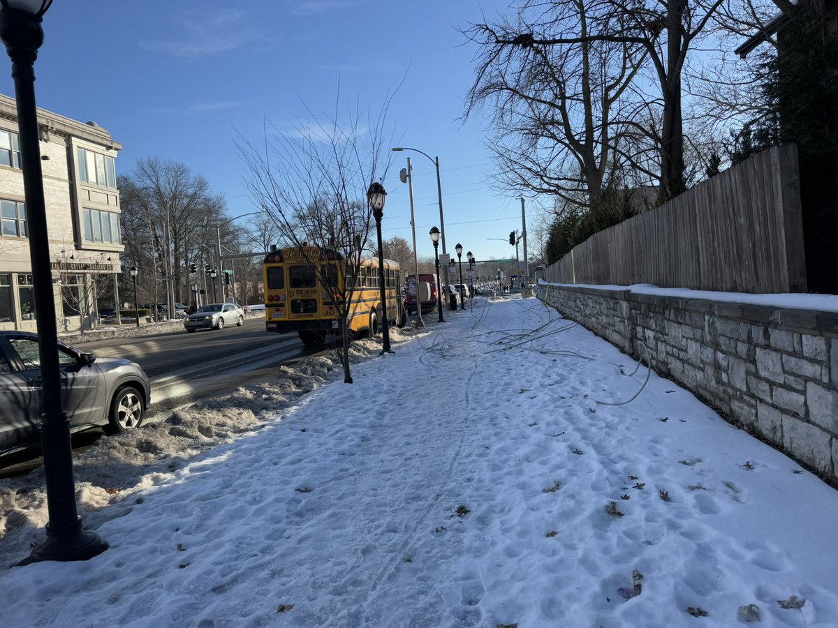 Kwarr123's tweet photo. @stlcsb downed non-electrical wire at the NW corner of forest park parkway and skinker. https://t.co/VWkV3ytCvk