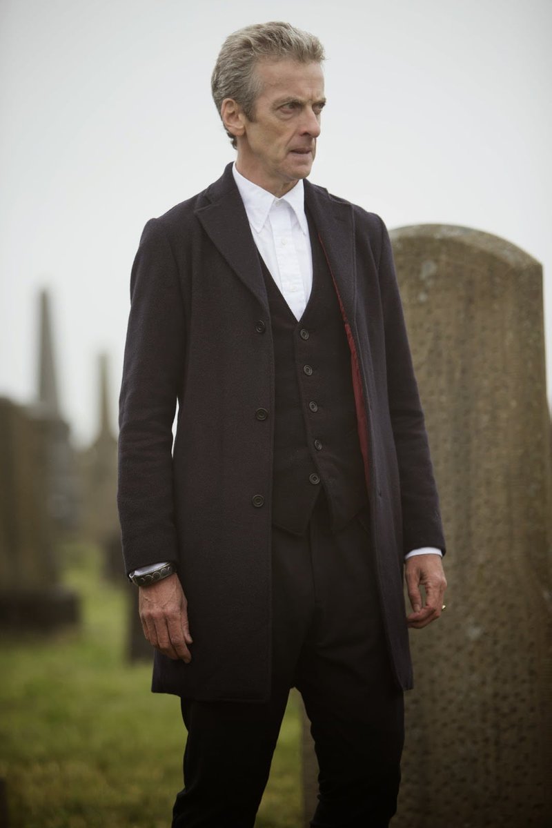 HybridProphecy's tweet photo. Peter Capaldi once mentioned that David Lynch was an inspiration for his Doctor's main look, with the white buttoned-up shirt. https://t.co/zovwBhsyXr