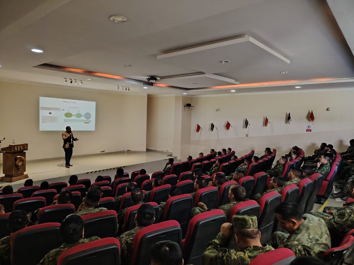 CotopaxiCJ's tweet photo. 👩‍🏫🧑‍🏫@CotopaxiCJ y @CorteCotopaxi dictan capacitación a personal militar que labora en el @SNAI_Ec #Cotopaxi sobre “Uso Progresivo de la Fuerza y Garantía Jurisdiccional de Habeas Corpus” https://t.co/9L6uQnXrBE