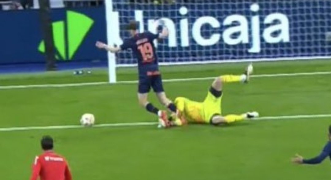 moiises_04's tweet photo. @elchiringuitotv @KMbappe El penalti no pitado al Celta previo al gol. Vienen de una 🤚🏼 y es en el Bernabéu, por lo que es raro que se piten este tipo de acciones. https://t.co/dDfRXftxaH