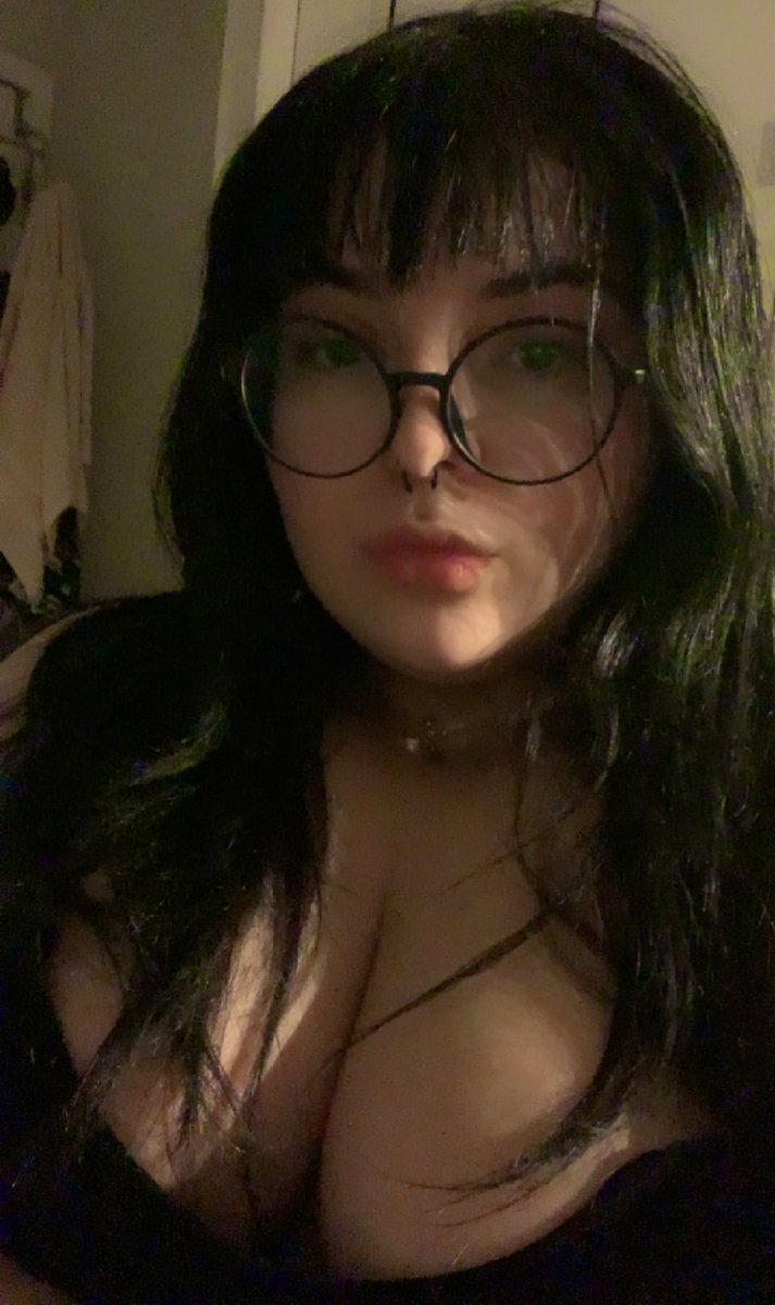 praying that soon i can have my own space to fill with anime figures, monster high dolls, and animal skulls 🖤