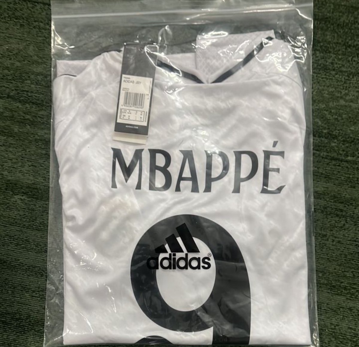 🚨 ¡SORTEO INTERNACIONAL!  🚨

🤍 Con motivo del gol de Kylian Mbappé vamos a sortear su camiseta 🤍

Requisitos:
- Dar RT al tweet 
- Seguir a <a href="/futboljersey7/">FutbolJersey77</a> y a <a href="/AdriRM33/">REAL MADRID FANS 🤍</a>

- OPCIONAL: Mencionar a un amigo (doble participación)