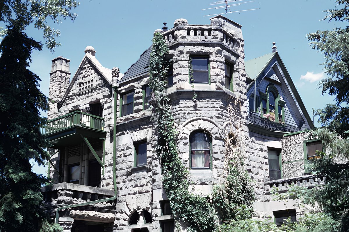 flow_blockchain's tweet photo. This is the ETHDenver Flow Hacker Castle

Tap to load in 4k and see every brick and vine 👇 https://t.co/tcCIIJ6qfL