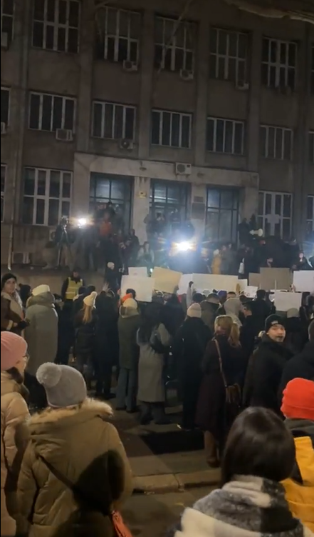 MilaVujic's tweet photo. "Hoćemo pravdu " #Niš večeras @blokadapravni povodom pokušaja ubistva studentkinje Sonje,
Svi na ulice !
#generalništrajk #odlazite #krvaveruke https://t.co/3vaI3Loau0