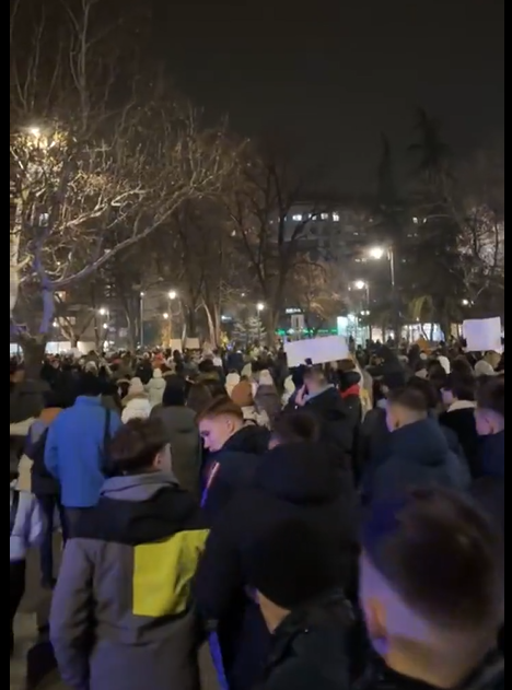 MilaVujic's tweet photo. "Hoćemo pravdu " #Niš večeras @blokadapravni povodom pokušaja ubistva studentkinje Sonje,
Svi na ulice !
#generalništrajk #odlazite #krvaveruke https://t.co/3vaI3Loau0