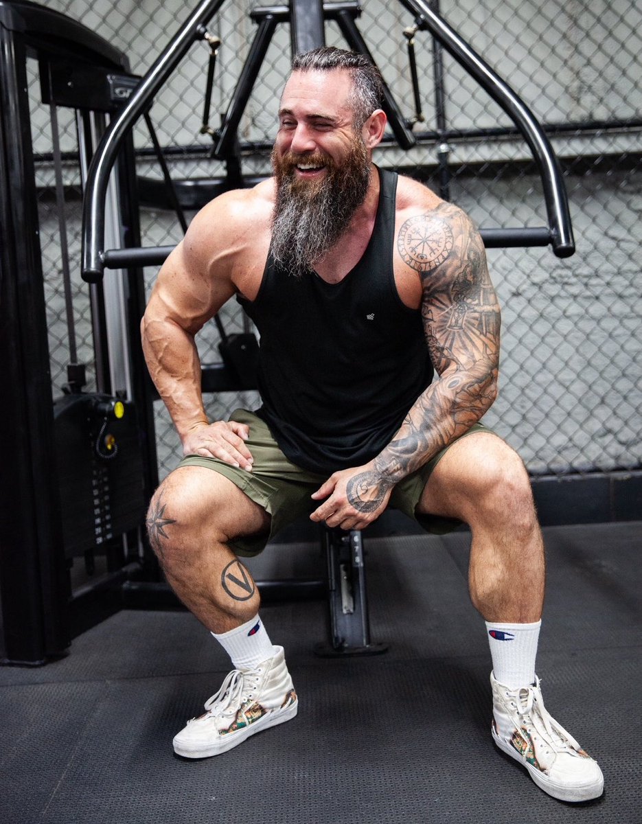 consciousmuscle's tweet photo. When they tell me I need meat to build muscle😂🌱💪 #vegan https://t.co/8GLLaKJygW