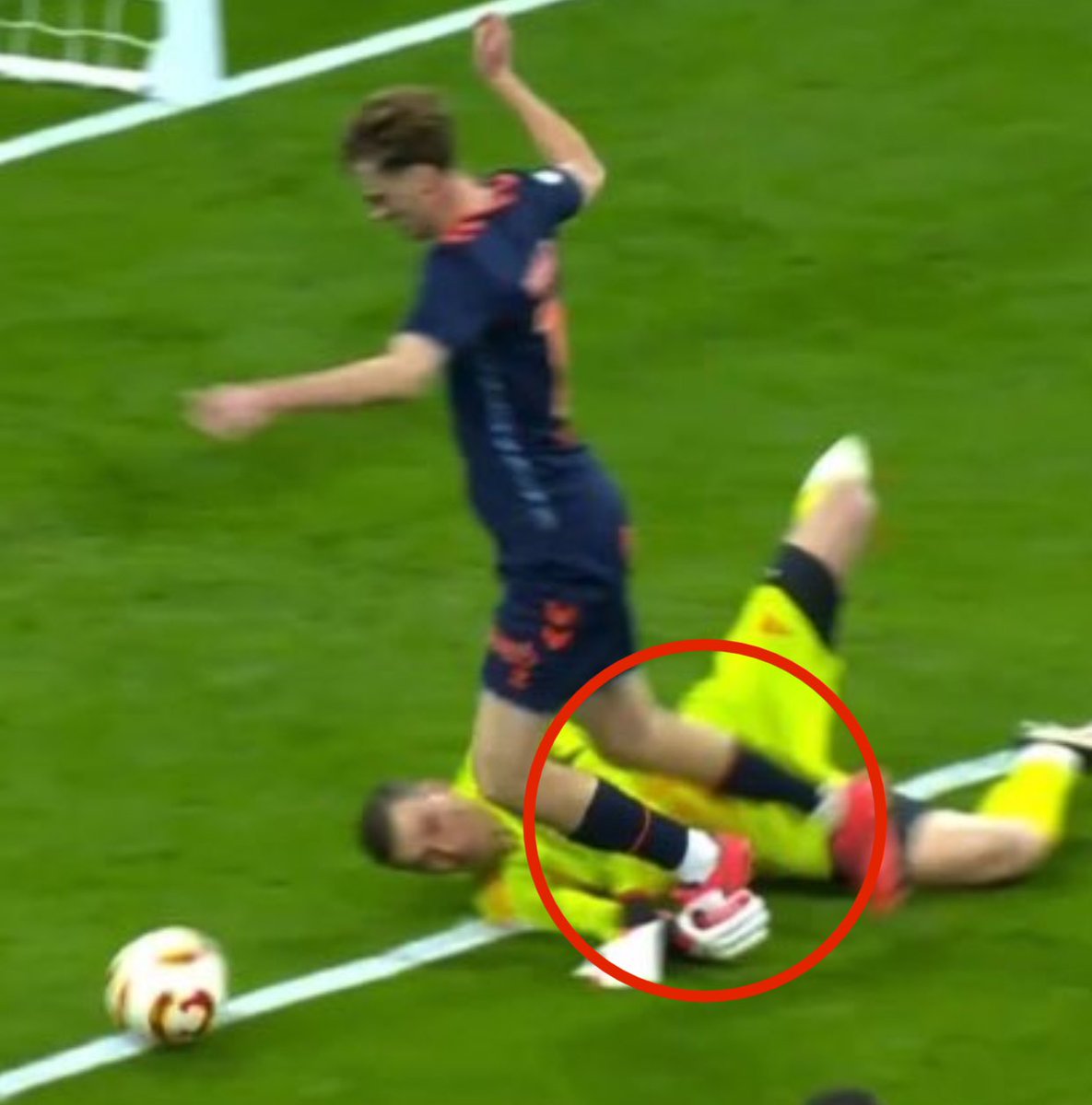 Vettaverso's tweet photo. Penalti claro                        Falta fuera del área 
Sigan, Sigan.                       ¡PENALTIIII! https://t.co/172S2NtLhH