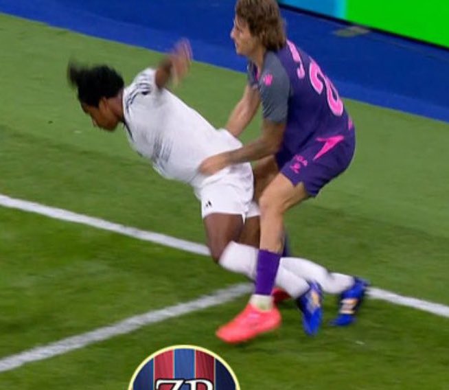 Vettaverso's tweet photo. Penalti claro                        Falta fuera del área 
Sigan, Sigan.                       ¡PENALTIIII! https://t.co/172S2NtLhH