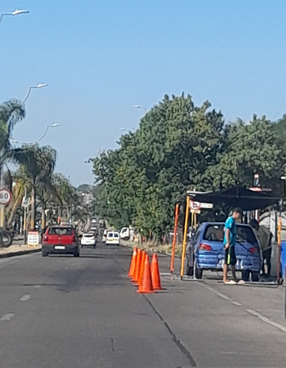 Montevideo, típica ciudad dónde cada cual hace lo que le pinta y no pasa nada! Gral. Flores y Trafalgar A 1 cuadra de Cno. Corrales. Un lavadero d 🚘 ocupando una senda, colocando conos y toldo!!
Un peligro! Lo peor, unas cuadras más arriba hay otro. Y en varios lugares más!!🤬