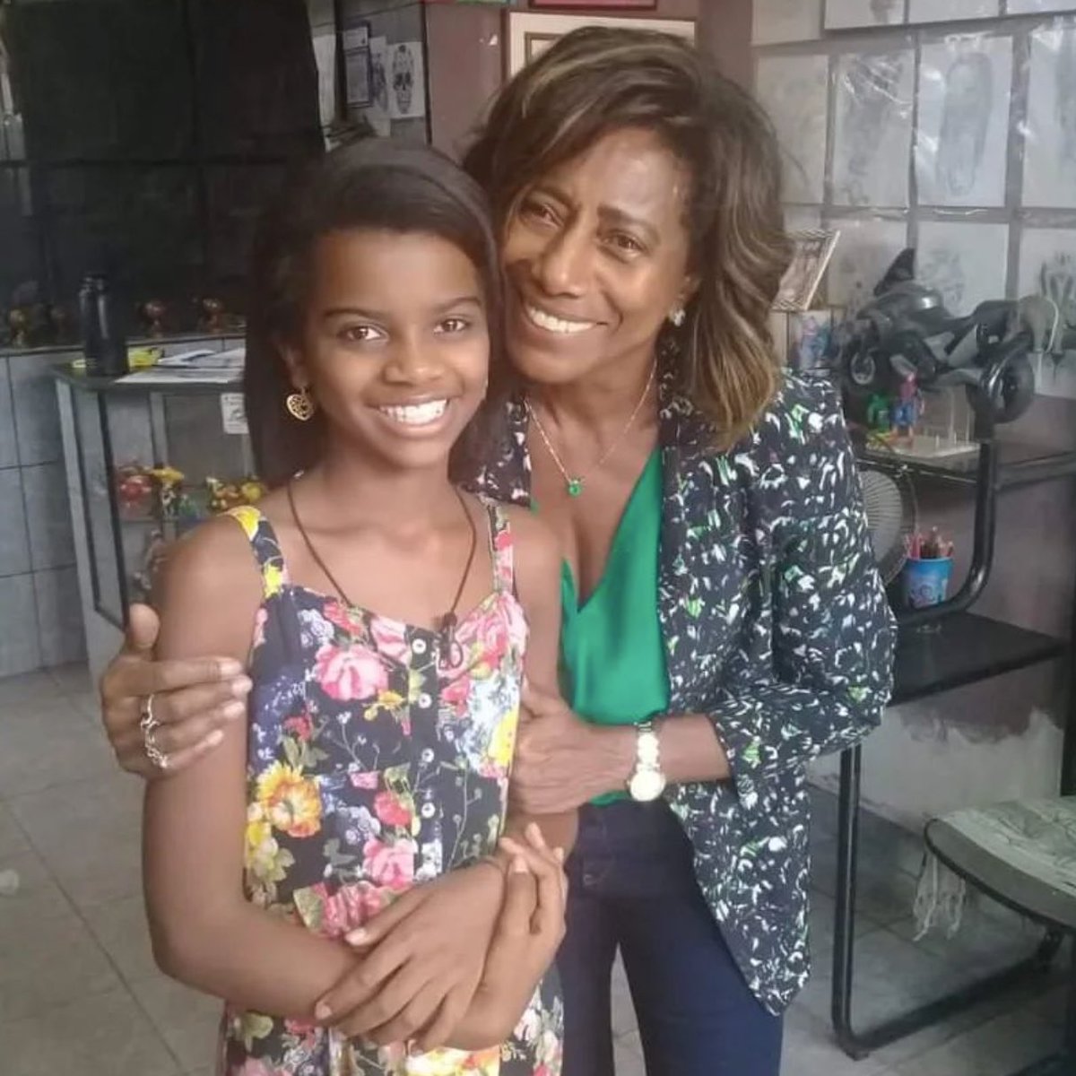 choquei's tweet photo. 🚨FAMOSOS: Lembra dela? “Mini Glória Maria” conquista 960 na redação do Enem. https://t.co/4UovqTGGdF