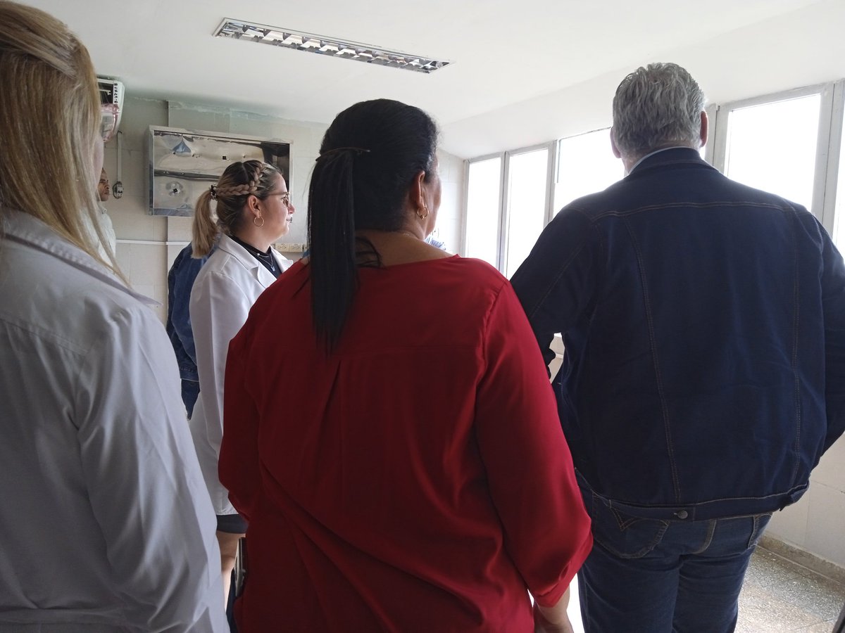 Hasta el Hospital Ciro Redondo García llegó el presidente de Cuba <a href="/DiazCanelB/">Miguel Díaz-Canel Bermúdez</a> institución que muestra hoy una cara distinta ante las afectaciones por el Huracán Rafael.