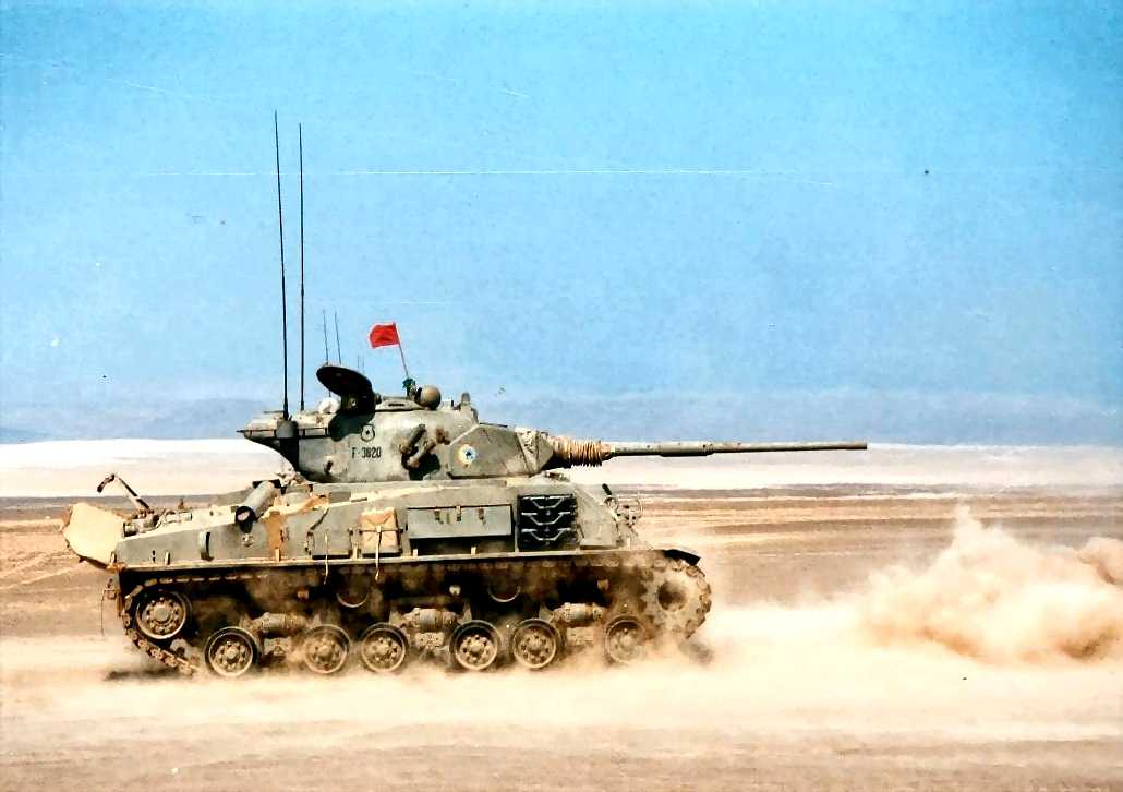 Tanque M-60 Sherman <a href="/Ejercito_Chile/">Ejército de Chile</a> . Es un M-50 Isherman modernizado con un cañón de 60mm de alta velocidad.  Zona norte de Chile años 90.