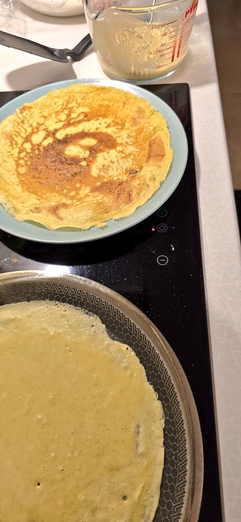 DrAlenka's tweet photo. Ta zadnji otrok je zmeraj največji komik. #crêpes #protéinées #MySingleKitchn #AsTiŽeUžejena
Crêpes protéinées au sucre et au citron, Mesdames et Messieurs. It's called #balance. #ThisIsWhyImFat https://t.co/vaovJDNV1J