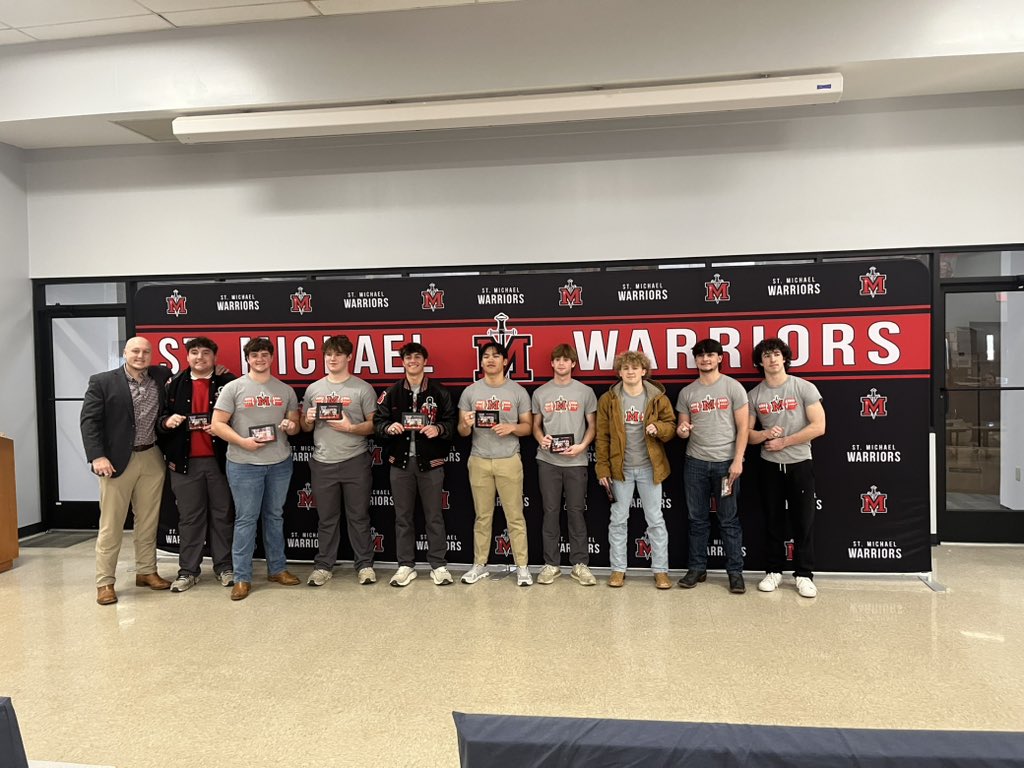 LAguillardJr's tweet photo. St. Michael powerlifting championship ring ceremony. 2X state champion!!
@GraysonA27 
@SM_Powerlifting 
@StMichaelHighBR https://t.co/A70KtAymfB