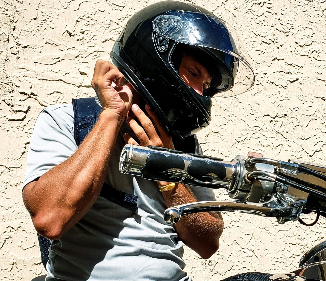 RelatosEcuador's tweet photo. Explica: -En el barrio hay bandas que vigilan quién entra, quien sale. Si entras con casco pueden pensar que eres del bando enemigo, que vienes de radar (sapo) o buscas problemas. Ellos deben ver nuestras caras. Entramos al barrio sin cascos, seas hombre, mujer, niño o adulto💔 https://t.co/X2aVva7Yaj