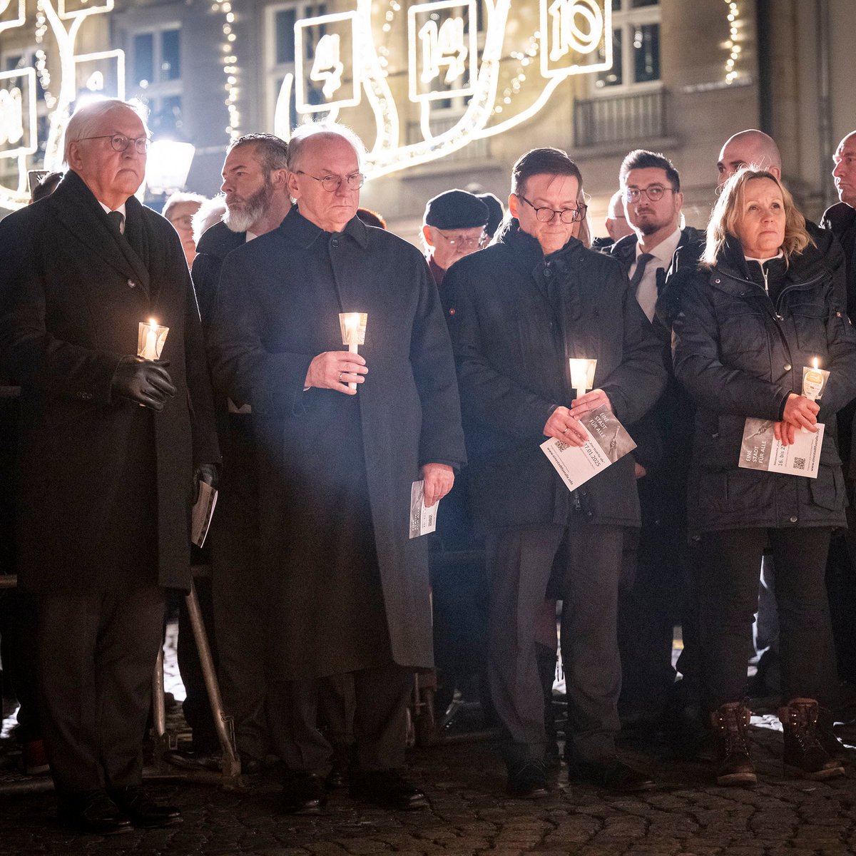 Die Solidarität für #Magdeburg ist ungebrochen. Das war heute wieder spürbar. Gemeinsam mit Bundespräsident Steinmeier und Ministerpräsident Haseloff haben wir vor Ort der Opfer des Anschlags gedacht. Mein Team &amp; ich stehen an der Seite der Betroffenen und sind weiter für sie da.