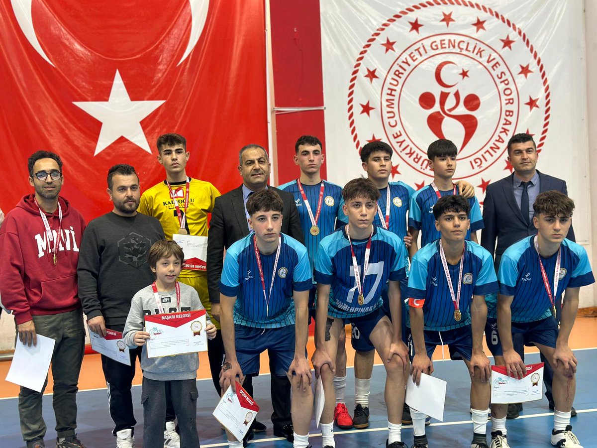 #FUTSAL
Şampiyon Dumlupınar Anadolu Lisesi 

Kupamızı İlçe Milli Eğitim Müdürümüz Eyüp Güneş'in elinden aldık. 
<a href="/erdalkilinc27/">Dr.Erdal KILINÇ</a> 
<a href="/sahinbeymem/">Şahinbey İlçe Milli Eğitim Müdürlüğü 🇹🇷</a>