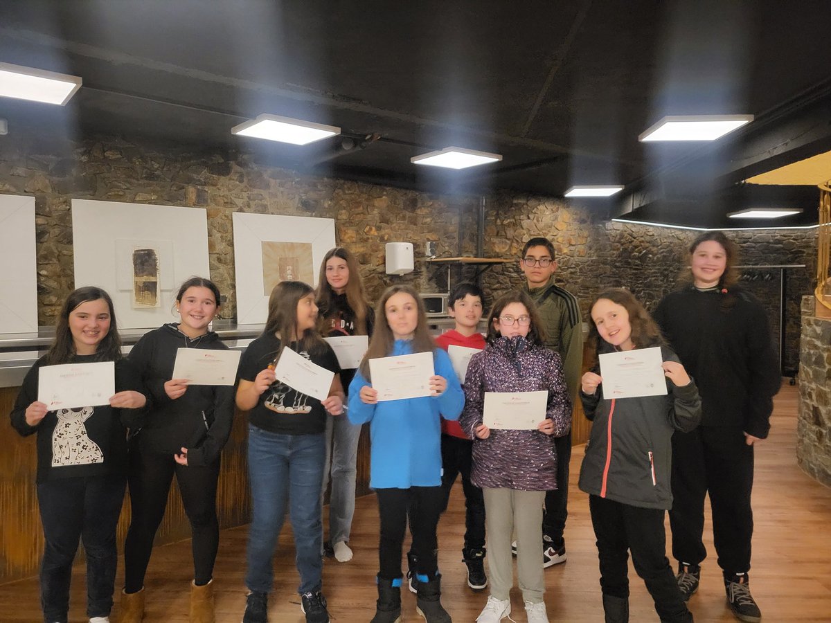 Nuestros alumnos han recibido los diplomas por su semana de esquí. Reconocimiento que hacemos extensible sus profesores por lo bien que se han portado. 
#ViajedeesquiHBST2025  <a href="/HBSTORREJON/">Humanitas Torrejón</a>