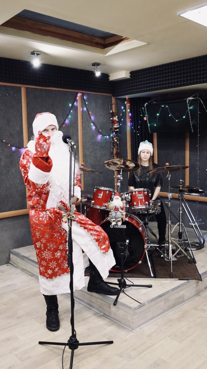 📸Backstage of the video for metal cover ‘Run Rudolph Run’🦌
Have a good mood everyone!☃️

❄️Video:❄️
youtu.be/KYCKHiOSv3g

#metal #backstage #music #cover #metalcover