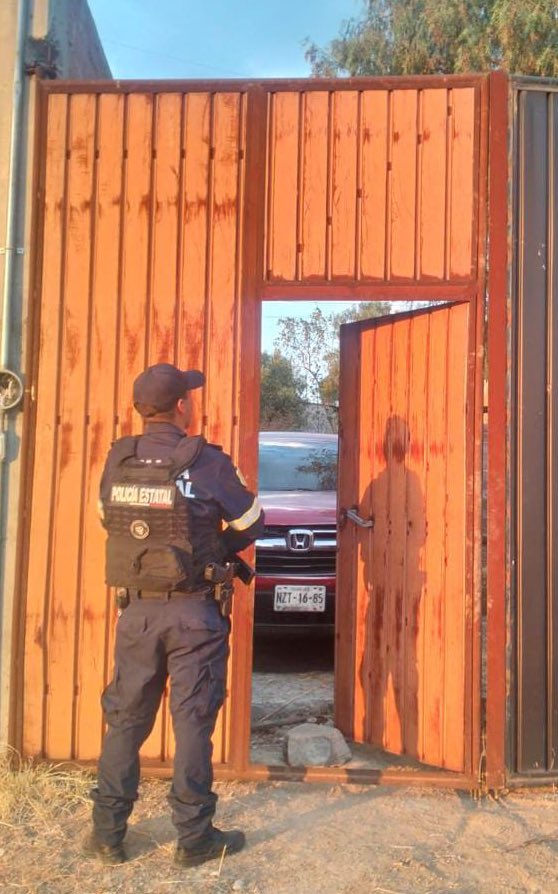 FR73u's tweet photo. ‼️LOCALIZAN CAMIONETA EN LA QUE VIAJABAN LOS LADRONES DE LA TEXCOCO-CALPULALPAN‼️

Elementos de la @SS_Edomex lograron ubicar un inmueble donde guardaban la camioneta que participó en el intento de asalto.

Elementos de la @FiscaliaEdomex esperan la orden de cateo para ingresar al inmueble.