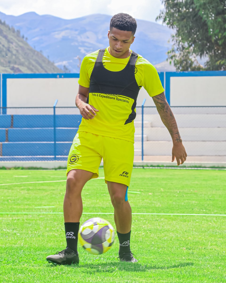 CD_Garcilaso's tweet photo. 𝗘𝘀𝗳𝘂𝗲𝗿𝘇𝗼 𝘆 𝗰𝗼𝗻𝘀𝘁𝗮𝗻𝗰𝗶𝗮 𝗲𝗻 𝗰𝗮𝗱𝗮 𝘀𝗲𝘀𝗶𝗼́𝗻. 😼⚽

#DeportivoGarcilaso #RicoGarci #PedacitoDeCielo #CelesteHastaLaMuerte #CelesteDeCorazon #CuscoCeleste #Cusco #Garcilaso #Pretemporada #Entrenamiento #HastaLaGloria https://t.co/FDD48mIJGu