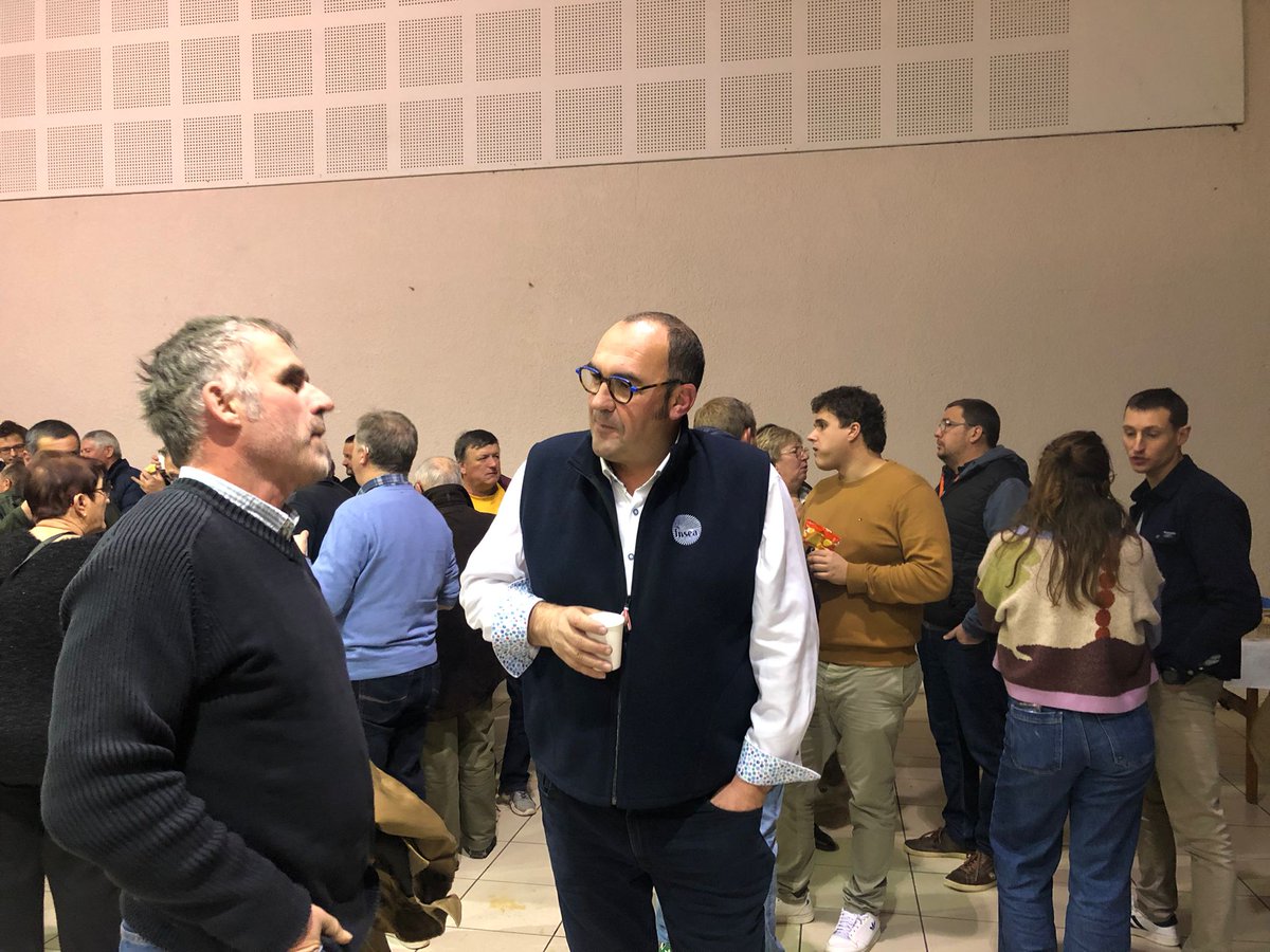 TranquardCedric's tweet image. Ce soir à Mont-de-Marsan avec les #agriculteurs landais.
15 jours d‘élections et après il faudra continuer à aller chercher des victoires.
1 seule solution : voter pour le bon sens de @JeunesAgri & @FNSEA
Je préférerai tjr Arnaud Rousseau au boulot que Le Floc’h sur TikTok