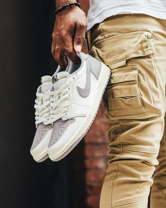 SOLELINKS's tweet photo. Ad: Restocked today on Shoe Palace
Women’s Air Jordan 11 Retro ‘Neapolitan’
=> https://t.co/vMf6YwpaOc

Air Jordan 5 Retro 'Burgundy'
=> https://t.co/6hLPG9bnf7

Air Jordan 1 Low OG 'Atmosphere Grey'
=> https://t.co/7cDsGmEqYv https://t.co/2fnxp9dN8C