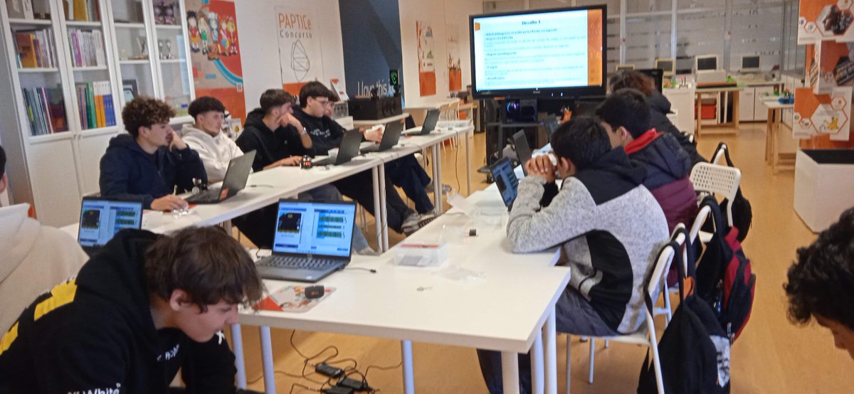 ferlede's tweet photo. Ontem, dia 15 de janeiro, foi dia  animado a programar com Micro:bit e com o Robot Maqueen com os alunos dos cursos do Agrupamento de Escolas de Búzio e os seus professores.
https://t.co/ZbhHUVLQDy https://t.co/TgbCv0t9zy