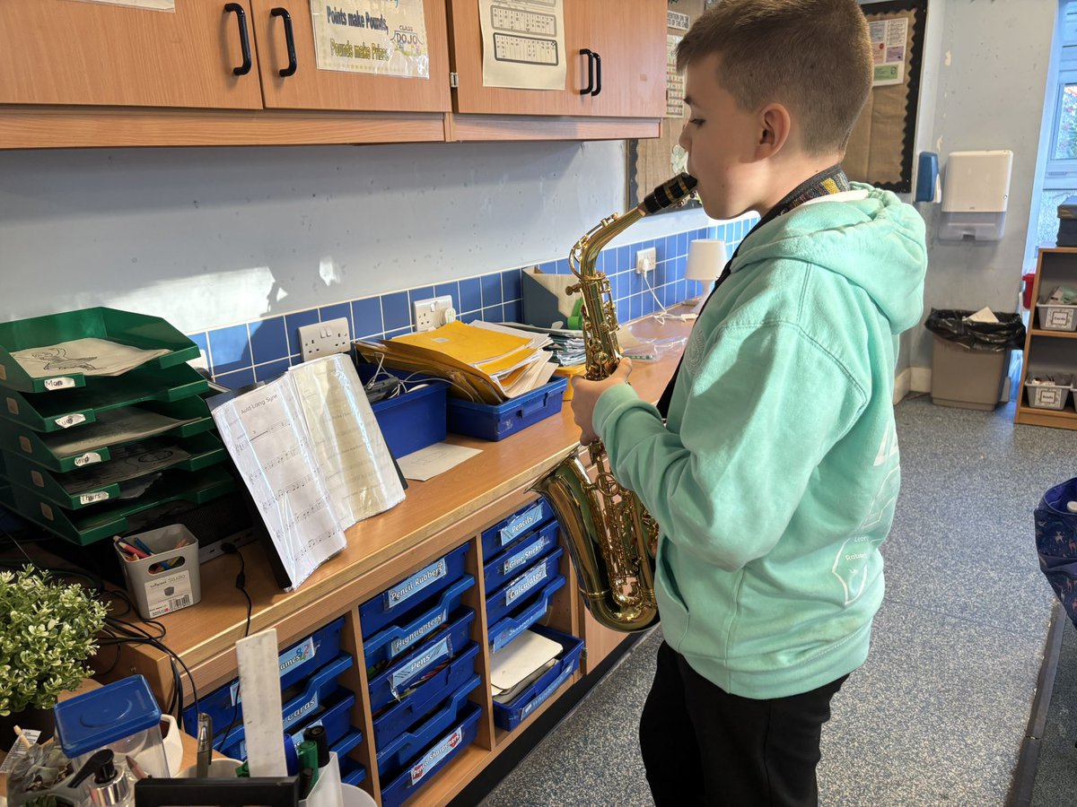 For leading the learning this week, the music/ choir group learned to play Auld Lang Syne using a keyboard on GarageBand. Some of us wanted to bring our own instruments in to play.