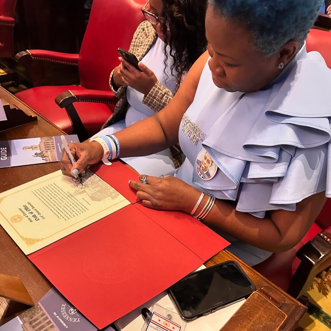MomsDemand's tweet photo. Shaundelle Brooks ran for office in honor of her son, Akilah Dasilva, who was shot and killed in a horrific mass shooting at a Nashville Waffle House in 2018. This week, Shaundelle was sworn into the Tennessee House of Representatives, representing District 60!

We are in awe of survivors like Rep. Brooks who, through their pain, bravely step up to run for office and lead on this critical issue. Let’s express our appreciation and support by showing up for them! 

Learn more about Rep. Brooks and her journey: https://t.co/dzfPiYnS0t #DemandASeat @Natrixdreammom