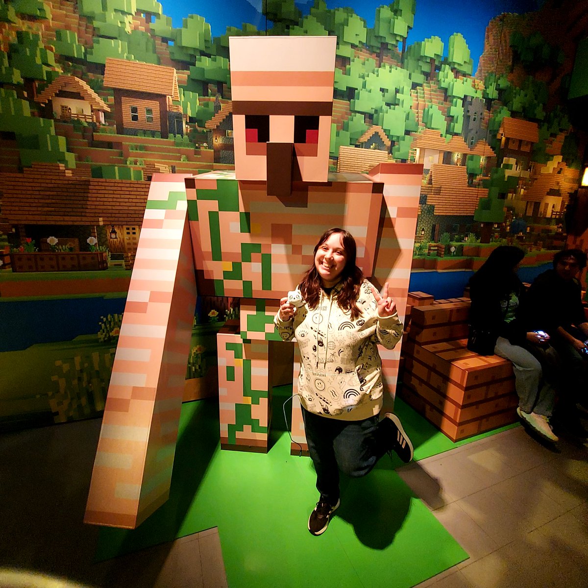 Megami33's tweet photo. Tried the #Minecraftexperience with some peeps & Ghost Cat! It was pretty fun! Gathered supplies, built an Ender portal, beat up a bunch of mobs & made lots of potions to save a zombified village! Kimmy Kim saves the day once again, baby! 📗👓✨️👻 #Aphmau #Meemeows #aphtwt https://t.co/mdvyZmHJ1t