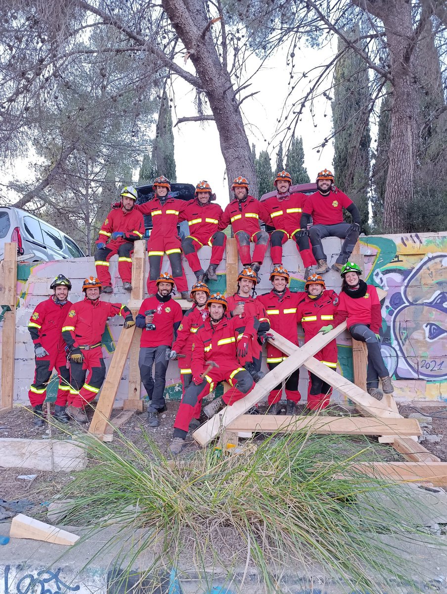 Ahir vam realitzar la primera jornada tècnica calendaritzada per l'equip de rescat per aquest 2025. 
Vam practicar els diferents tipus d'apuntalaments que ens podem trobar-nos amb la necessitat d'executar en un espai amb risc de col·lapse.